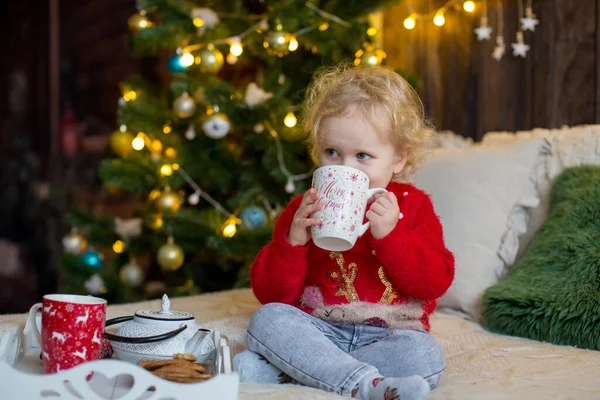 Enfant Tout Petit Mignon Fille Blonde Bouclée Tenue Noël Jouant — Photo