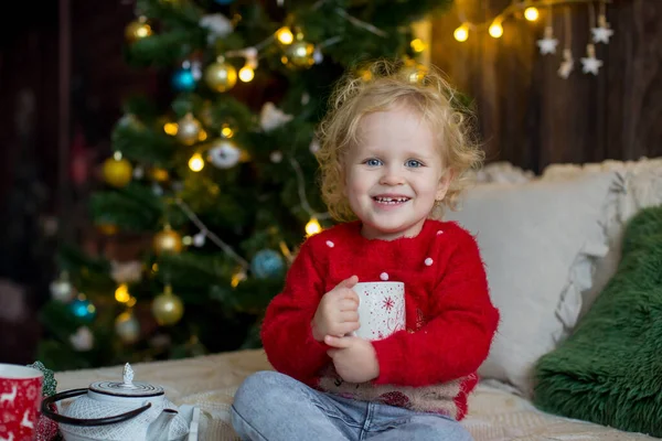 Roztomilé Batole Kudrnatá Blondýnka Vánočním Oblečku Hrající Dřevěné Chatě Vánocích — Stock fotografie