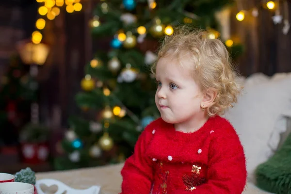 Χαριτωμένο Μικρό Παιδί Σγουρά Ξανθιά Κοπέλα Ένα Χριστουγεννιάτικο Ντύσιμο Παίζοντας — Φωτογραφία Αρχείου