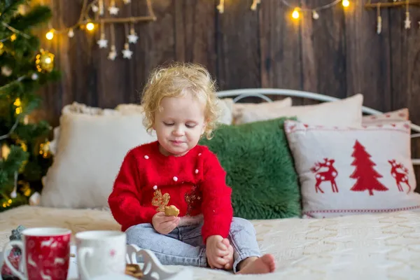Niedliches Kleinkind Lockiges Blondes Mädchen Weihnachtskostüm Weihnachten Einer Holzhütte Spielend — Stockfoto