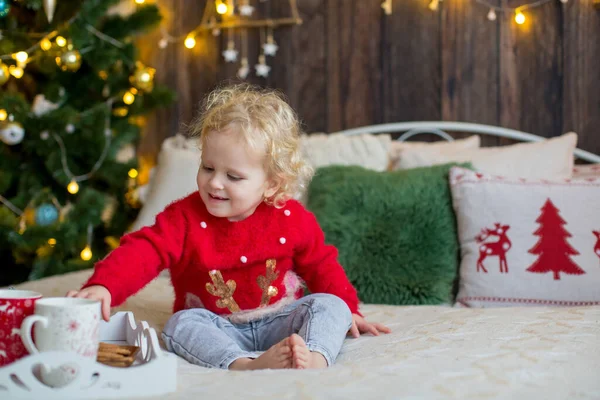 Tatlı Bebek Noel Kıyafetli Kıvırcık Sarışın Kız Noel Ahşap Bir — Stok fotoğraf