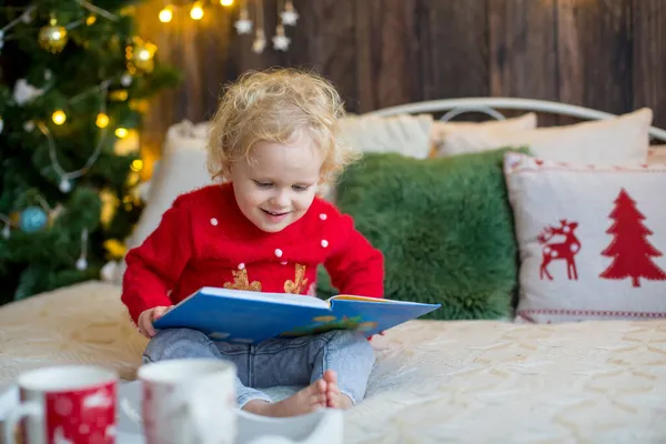 Tatlı Bebek Noel Kıyafetli Kıvırcık Sarışın Kız Noel Ahşap Bir — Stok fotoğraf