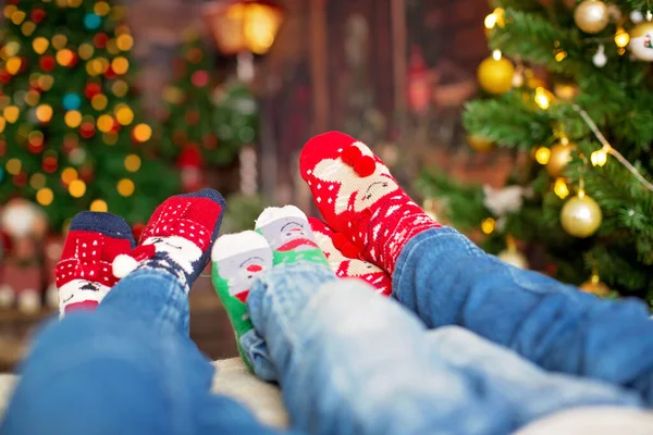 幸せな家族 クリスマスソックスとベッドに横たわって 一緒に幸せな一日を楽しんで — ストック写真