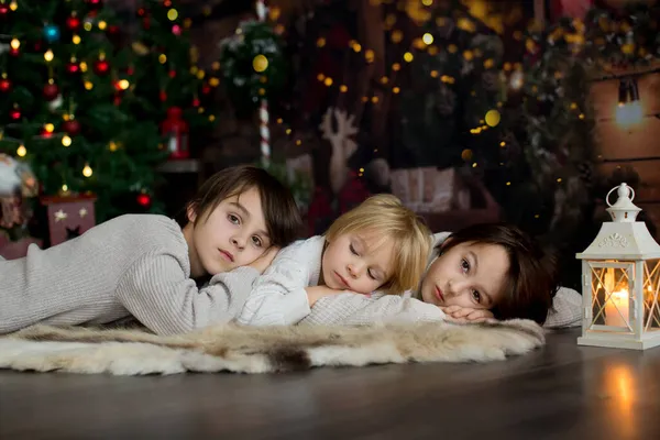 Lycklig Familj Med Barn Och Sällskapsdjur Hund Njuter Julen Tillsammans — Stockfoto