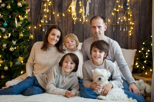 Glückliche Familie Mit Kindern Und Hund Weihnachten Zusammen Genießen Weihnachten — Stockfoto