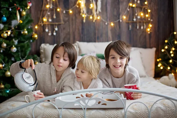 Lycklig Familj Med Barn Och Sällskapsdjur Hund Njuter Julen Tillsammans — Stockfoto