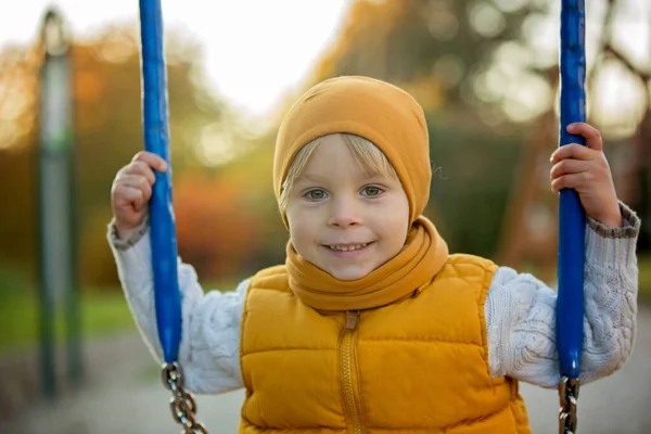 Boldog Gyermek Játszik Őszi Parkban Egy Napsütéses Napon Lombozat Levelek — Stock Fotó