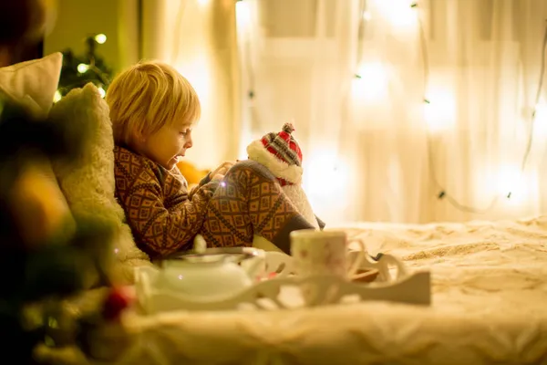 Ambiance Noël Confortable Maison Enfant Assis Sur Lit Lire Livre — Photo