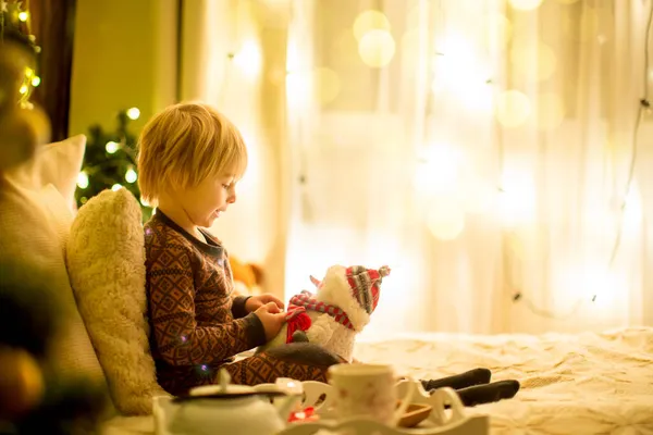 Atmosfera Natal Aconchegante Casa Criança Sentada Cama Lendo Livro Desfrutando — Fotografia de Stock