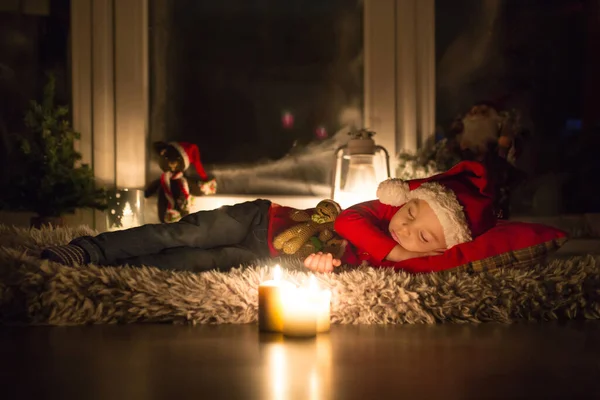 Vackert Småbarn Pojke Sover Julafton Väntar Jultomten Att Komma Och — Stockfoto