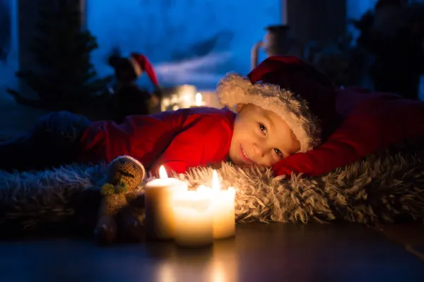 Wunderschönes Kleinkind Junge Wartet Heiligabend Fenster Und Sucht Neugierig Nach — Stockfoto