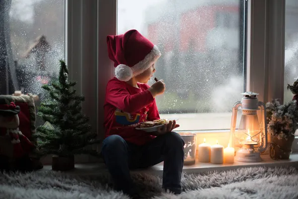 Vackert Barn Pojke Väntar Fönstret Julafton Letar Efter Jultomten Nyfiket — Stockfoto