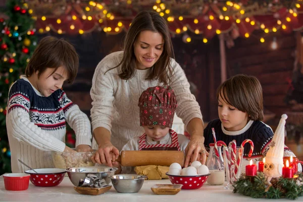 Lindo Niño Rubio Sus Hermanos Mamá Hornear Galletas Navidad Casa — Foto de Stock