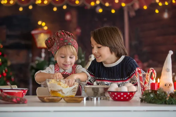 Lindo Niño Rubio Sus Hermanos Hornear Galletas Navidad Casa Divertirse — Foto de Stock