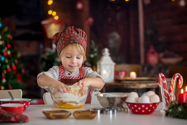 Lindo Niño Rubio Niño Pequeño Hornear Galletas Navidad Casa Divertirse — Foto de Stock