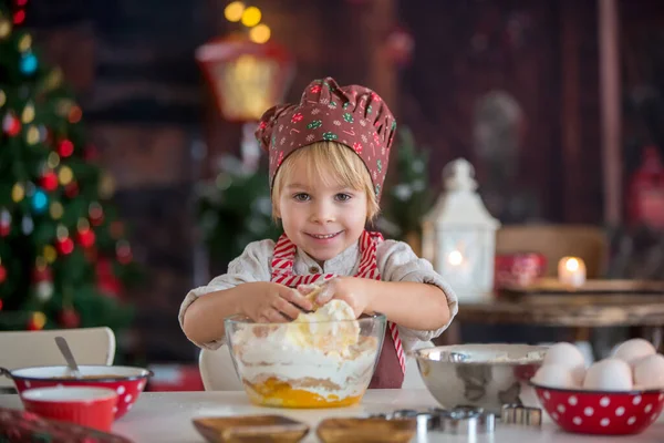 Lindo Niño Rubio Niño Pequeño Hornear Galletas Navidad Casa Divertirse — Foto de Stock