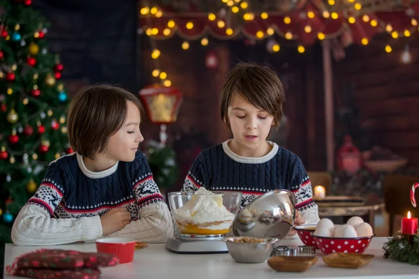かわいい金髪の子供と彼の兄弟 自宅でクリスマスクッキーを焼く 楽しんで — ストック写真