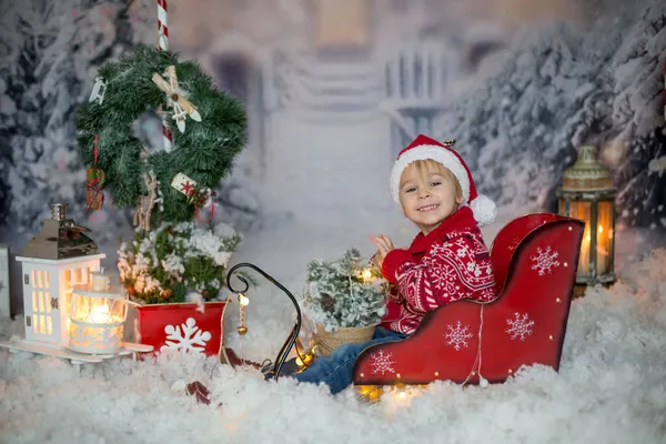 Sevimli Küçük Sarışın Çocuk Oğlum Kızakla Dışarıda Oturuyor Karlı Kış — Stok fotoğraf