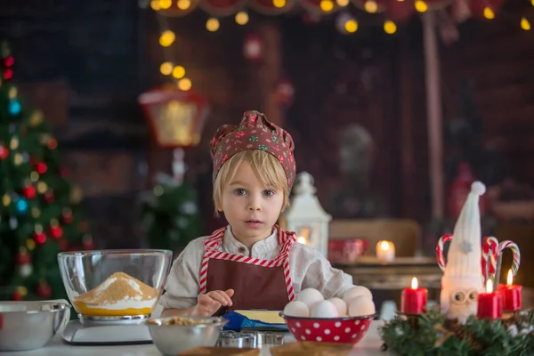 Söta Blonda Barn Småbarn Pojke Baka Julkakor Hemma Kul — Stockfoto