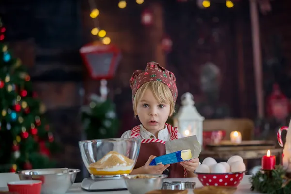 Söta Blonda Barn Småbarn Pojke Baka Julkakor Hemma Kul — Stockfoto