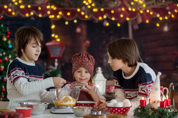 Lindo Niño Rubio Sus Hermanos Hornear Galletas Navidad Casa Divertirse — Foto de Stock