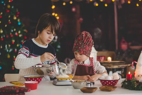 Χαριτωμένο Ξανθό Παιδί Και Αδέλφια Του Ψήνοντας Χριστουγεννιάτικα Μπισκότα Στο — Φωτογραφία Αρχείου