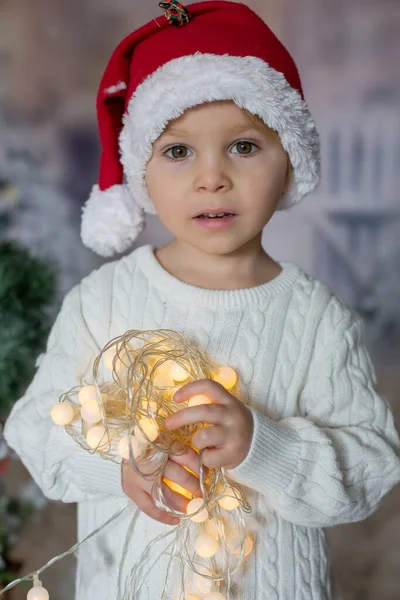 Bello Bambino Ragazzo Tenendo Stringa Luce Natale Guardando Fotocamera Chiudere — Foto Stock