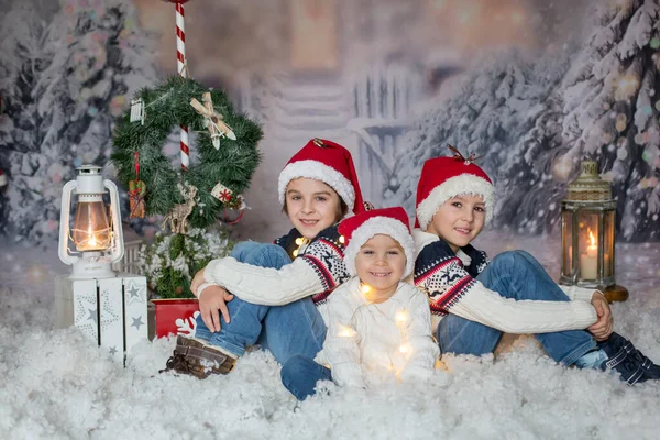 Niños Sentados Nieve Envueltos Papel Higiénico Cadenas Luz Navideñas Mirando — Foto de Stock