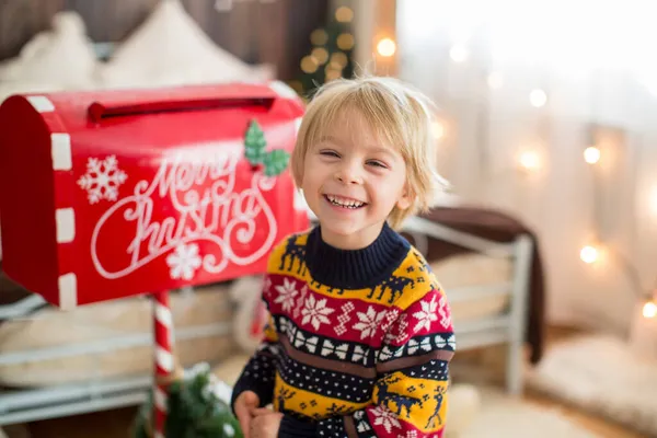 Evde Rahat Bir Noel Atmosferi Yatağında Oturan Bir Çocuk Evcil — Stok fotoğraf