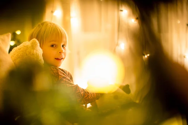 Atmosfera Natal Aconchegante Casa Criança Sentada Cama Lendo Livro Desfrutando — Fotografia de Stock