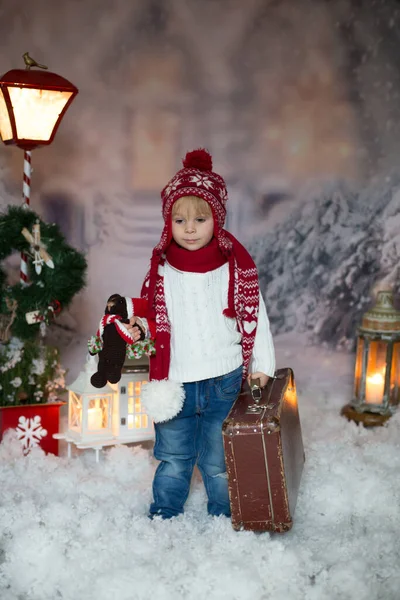 Blond Batole Dítě Vánočním Oblečením Procházky Sněhu Hraní Pletenou Hračkou — Stock fotografie