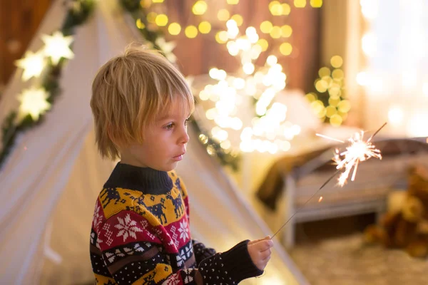 Söta Småbarn Blond Pojke Hålla Splarkler Hemma Nyårsafton — Stockfoto