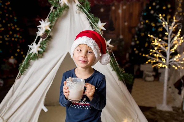 Schöne Blonde Kleinkind Junge Trinkt Heißen Kakao Mit Abgewischter Sahne — Stockfoto