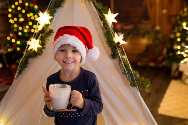Krásné Blond Batole Dítě Chlapec Pití Horké Kakao Šlehačkou Vánoční — Stock fotografie