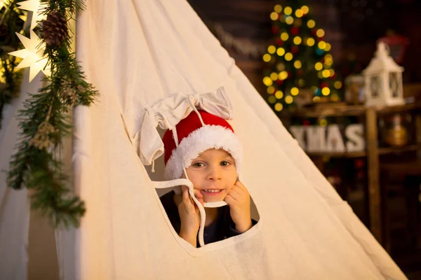 美しいブロンドの幼児の子供 男の子 ホイップクリームとホットココアを飲んで 彼の周りのクリスマスの装飾 — ストック写真