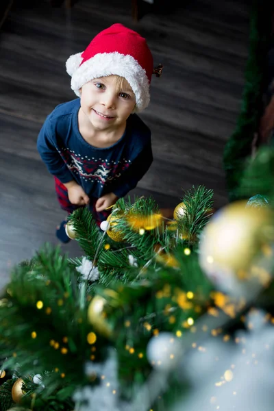 可爱的幼儿 用玩具装饰圣诞树 — 图库照片