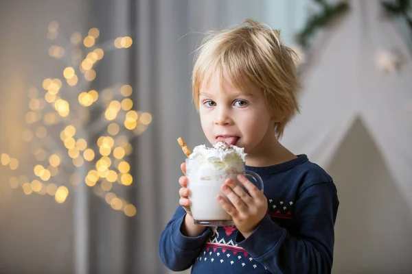 Krásné Blond Batole Dítě Chlapec Pití Horké Kakao Šlehačkou Vánoční — Stock fotografie