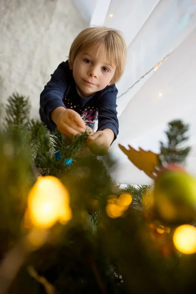 Schattig Peuter Bchild Jongen Versieren Kerstboom Met Speelgoed — Stockfoto