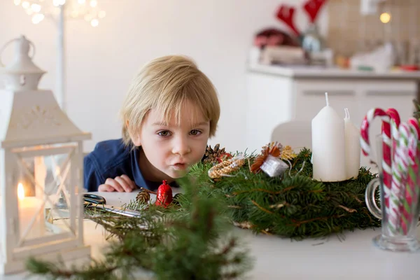 Küçük Tatlı Sarışın Çocuk Oğlum Evde Noel Çelengi Süslüyor — Stok fotoğraf