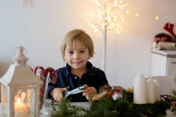 可爱的金发碧眼的孩子 装饰圣诞来临的花环在家里 — 图库照片