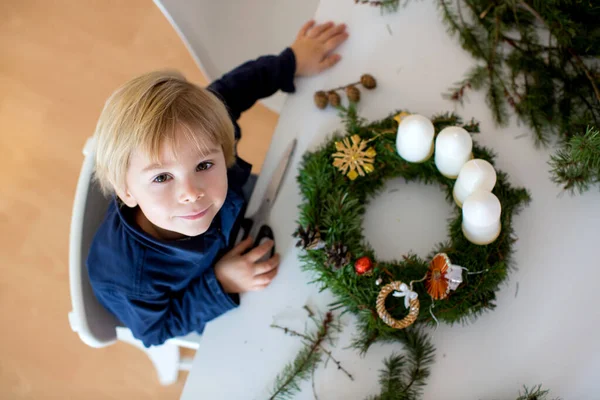 Criança Bonita Criança Loira Menino Decorando Grinalda Advento Natal Casa — Fotografia de Stock