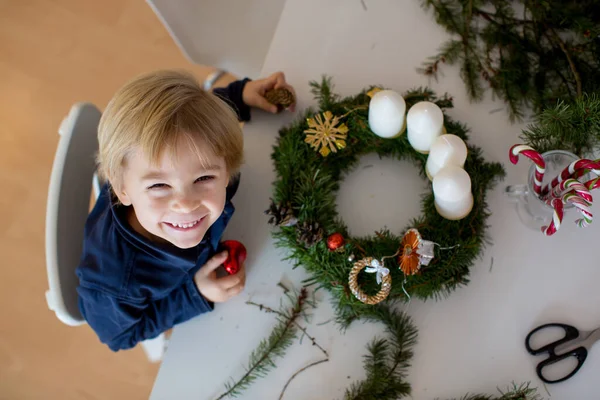 Söta Barn Blond Barn Pojke Dekorera Jul Advent Krans Hemma — Stockfoto