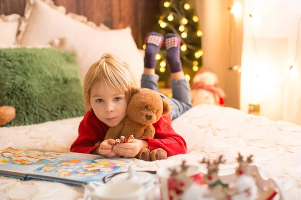 Blond Kind Peuter Jongen Plezier Hebben Thuis Met Kerst Spelen — Stockfoto
