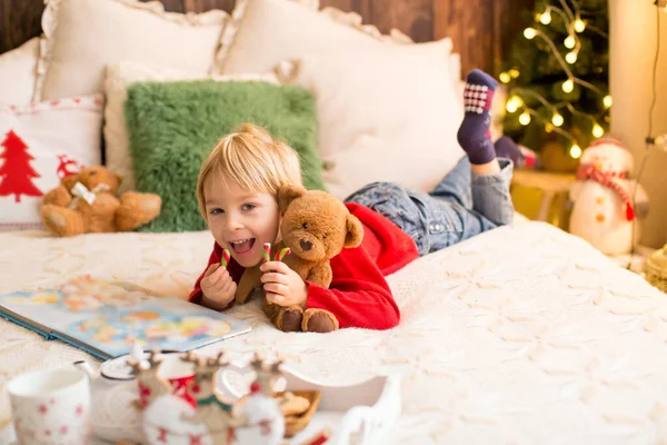 Blond Dítě Batole Chlapec Baví Doma Vánoce Hraje Barevnými Cukrovinkami — Stock fotografie