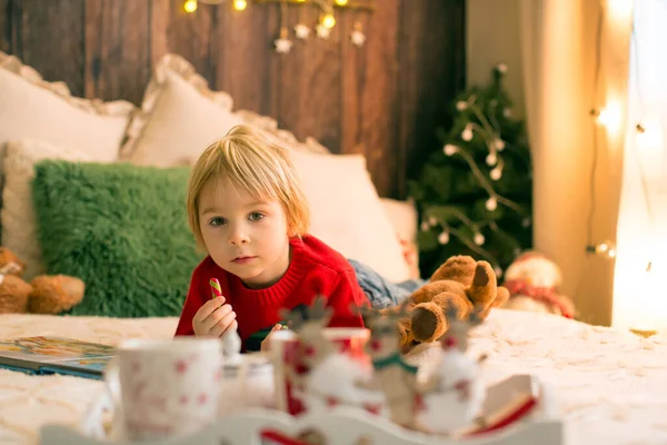 Sarışın Çocuk Yeni Yürümeye Başlayan Çocuk Noel Evde Eğleniyor Renkli — Stok fotoğraf