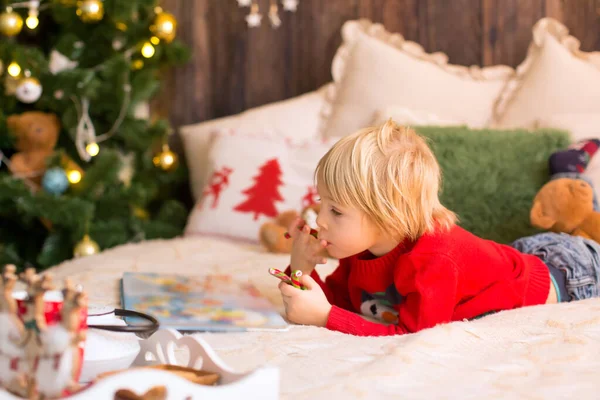 Sarışın Çocuk Yeni Yürümeye Başlayan Çocuk Noel Evde Eğleniyor Renkli — Stok fotoğraf