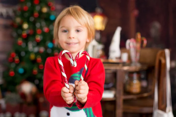 Criança Loira Menino Criança Divertindo Casa Natal Brincando Com Bastões — Fotografia de Stock