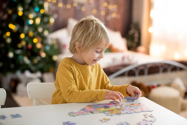 Blont Barn Småbarn Pojke Kul Hemma Julen Montera Pussel Njuta — Stockfoto