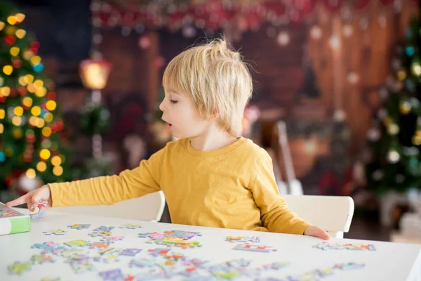 Blond Kind Peuter Jongen Plezier Hebben Thuis Met Kerstmis Puzzelen — Stockfoto