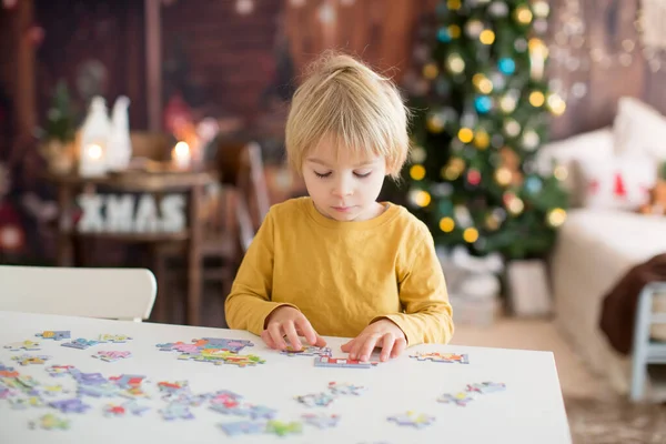 Blont Barn Småbarn Pojke Kul Hemma Julen Montera Pussel Njuta — Stockfoto